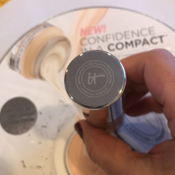 It cosmetics bye bye lines foundation - Picture 3 of 9